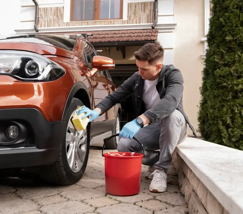 Lavage auto à domicile L'Éguille : professionnel intervenant sur un véhicule